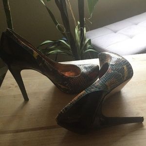 BCBG GENERATION SNK/PAT HEELS SIZE 7.5